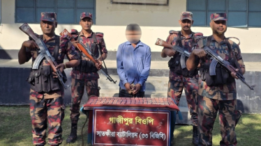 সীমান্ত থেকে প্রায় ৭ লাখ টাকার ভারতীয় মালামালসহ চোরাকারবারী আটক