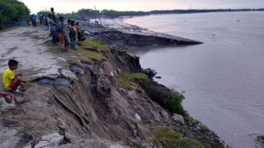 সাতক্ষীরায় বেড়িবাঁধে ভয়াবহ ভাঙন, প্লাবনের আতঙ্কে উপকূলবাসী