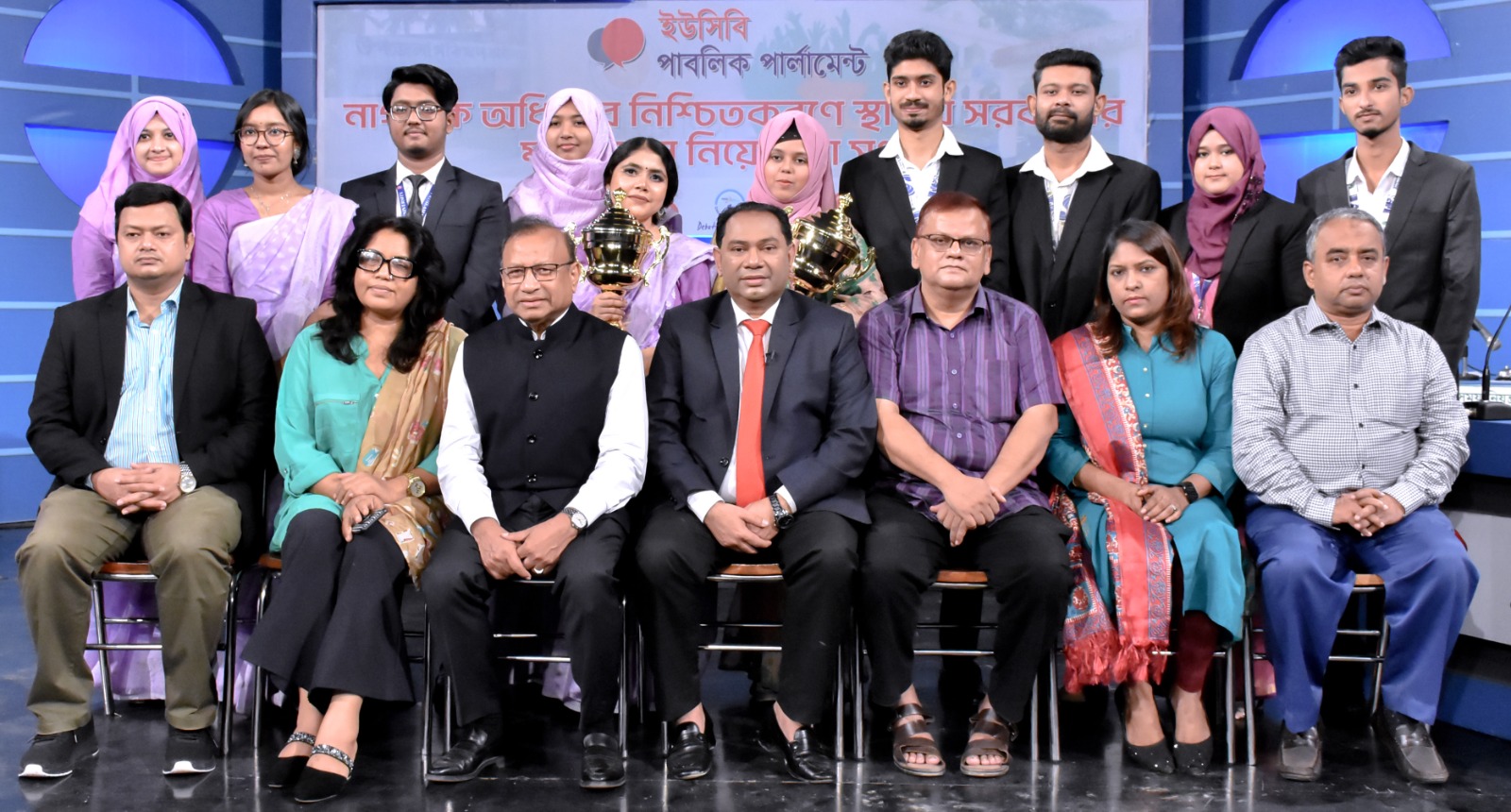 মন্ত্রী মো. তাজুল ইসলাম, ডিবেট ফর ডেমোক্রেসির চেয়ারম্যান হাসান আহমেদ চৌধুরী কিরণসহ প্রতিযোগিতার বিচারকদের সাথে চ্যাম্পিয়ন দলের বিতার্কিকরা
