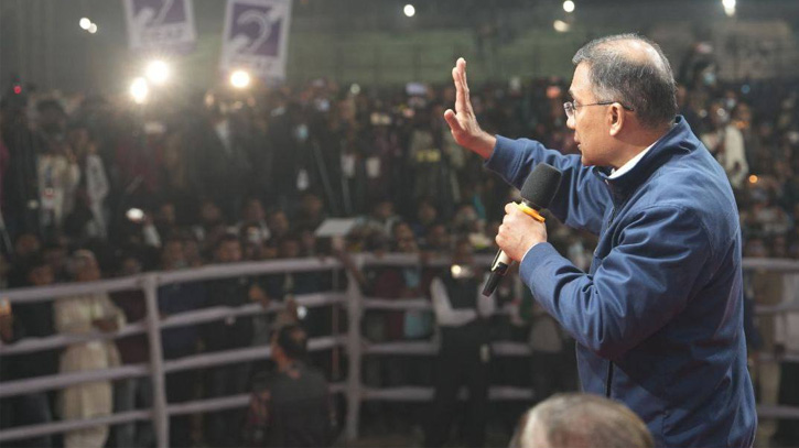 সমাবেশে আসা নেতাকর্মীদের হাত নেড়ে অভিবাদন জানাচ্ছেন বিএনপি চেয়ারম্যান তারেক রহমান।