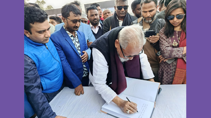 প্রদর্শনী স্থলে খোলা হয়েছে শোক বইও।