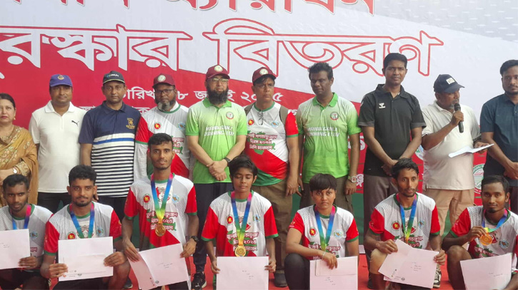 মানিকগঞ্জে ম্যারাথনে বিজয়ীদের মধ্যে পুরস্কার বিতরণ করা হয়।
