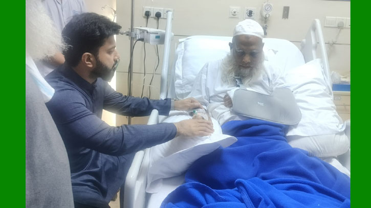 মাওলানা আব্দুল হামিদ মধুপুরী পীর সাহেবকে দেখতে হাসপাতালে যান ইশরাক হোসেন