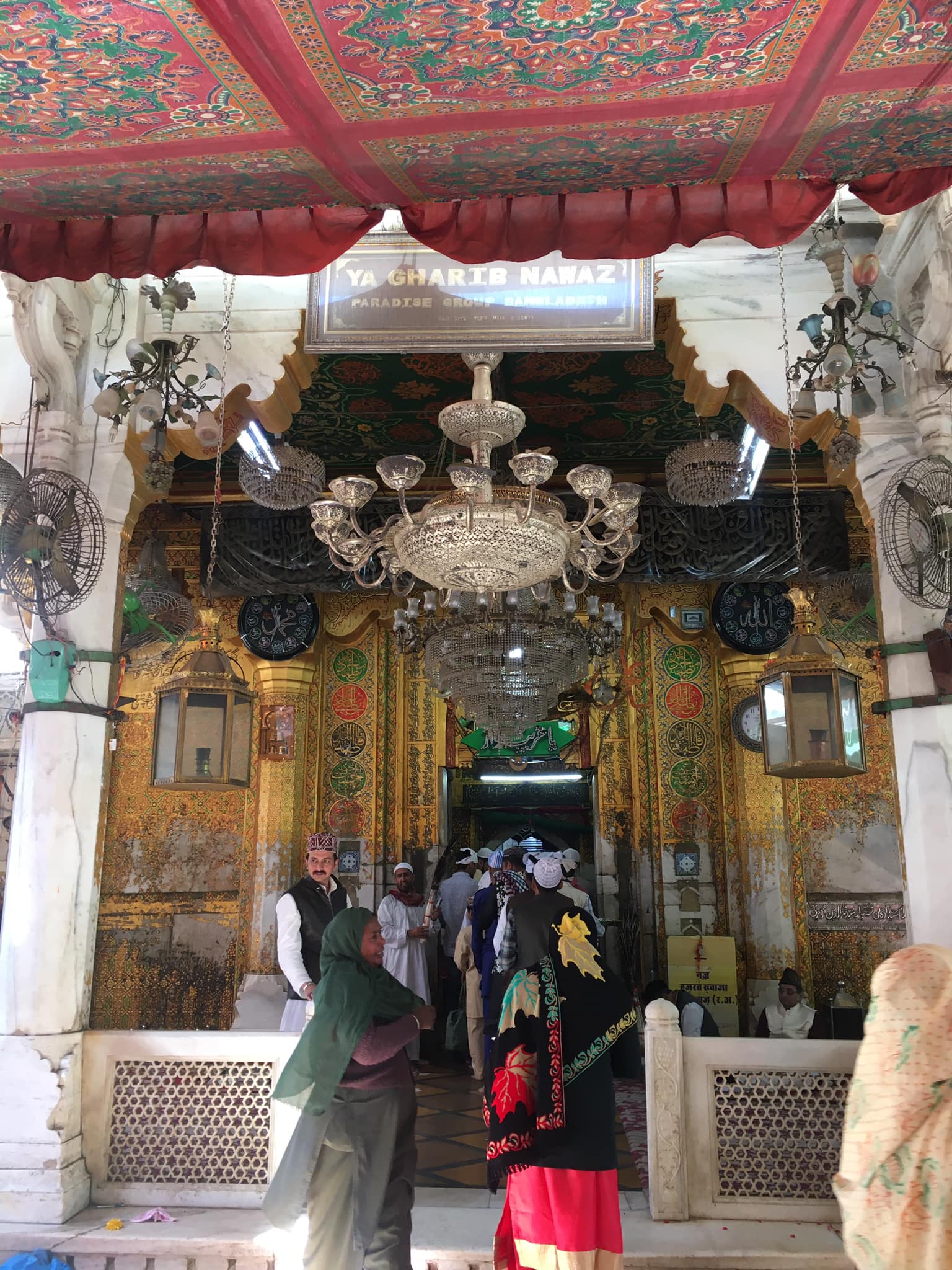 খাজা মৈনুদ্দিন চিস্তির সমাধি বেদি যা রুপার রেলিং দিয়ে ঘেরা