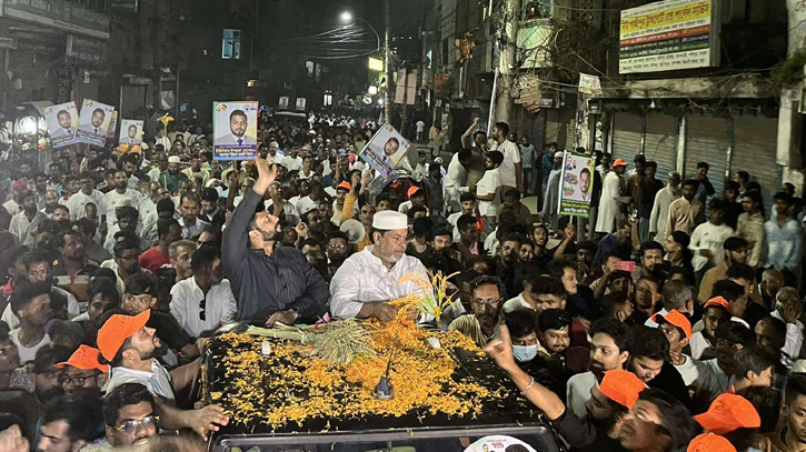 সন্ধ্যার পরও গণসংযোগে উপচেপড়া ভিড়। হাত নেড়ে নেড়ে অভিবাদনের জবাব দিচ্ছেন ইশরাক।