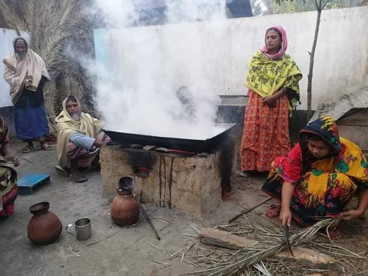 শীতকালে গ্রামীণ নারীদের খেজুরের রস জাল দেয়া দেখছেন পর্যটকরা। ছবি- সংগৃহীত