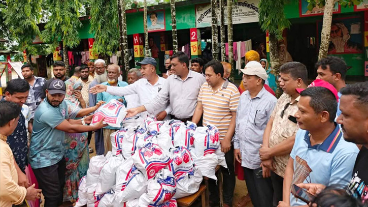 বন্যার্তদের মাঝে খাদ্য বিতরণ করেছে খাগড়াছড়ি জেলা বিএনপি