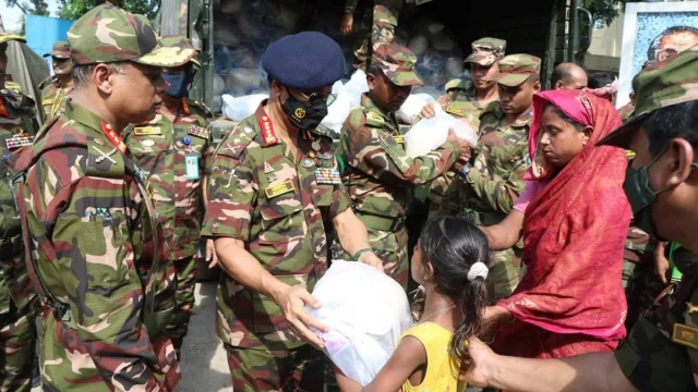 ত্রাণ বিতরণ করছেন সেনাপ্রধান জেনারেল এস এম শফিউদ্দিন আহমেদ। ছবি: আইএসপিআর