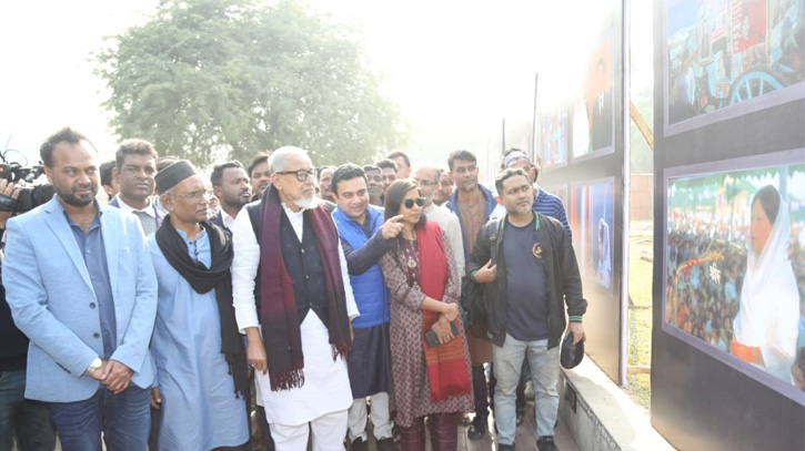 নজরুল ইসলাম খানকে ছবি দেখাচ্ছেন সংগঠনের সাধারণ সম্পাদক সুজন মাহমুদ (নীল জ্যাকেট পরিহিত)