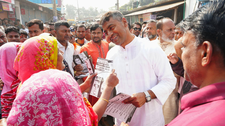 মানুষের দুয়ারে দুয়ারে যাচ্ছেন ঢাকা-১৮ আসনে বিএনপি প্রার্থী এস এম জাহাঙ্গীর।