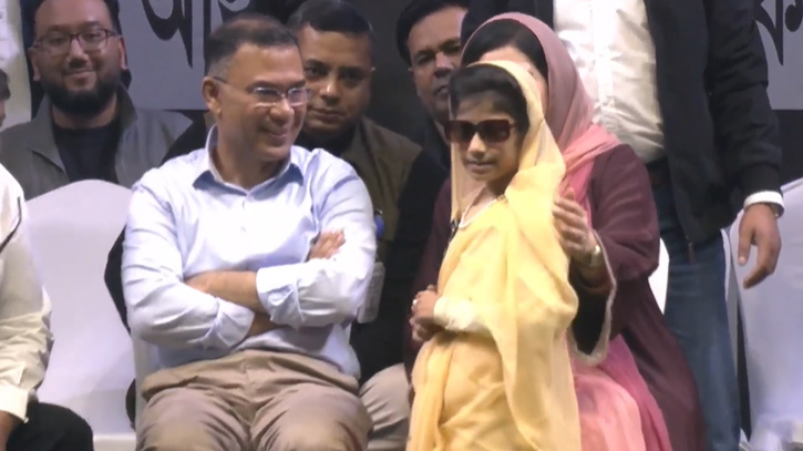 প্রয়াত বেগম খালেদা জিয়ার সাজে সমাবেশে আসা শিশুকে আদর করেন তারেক রহমান ও জুবাইদা রহমান।