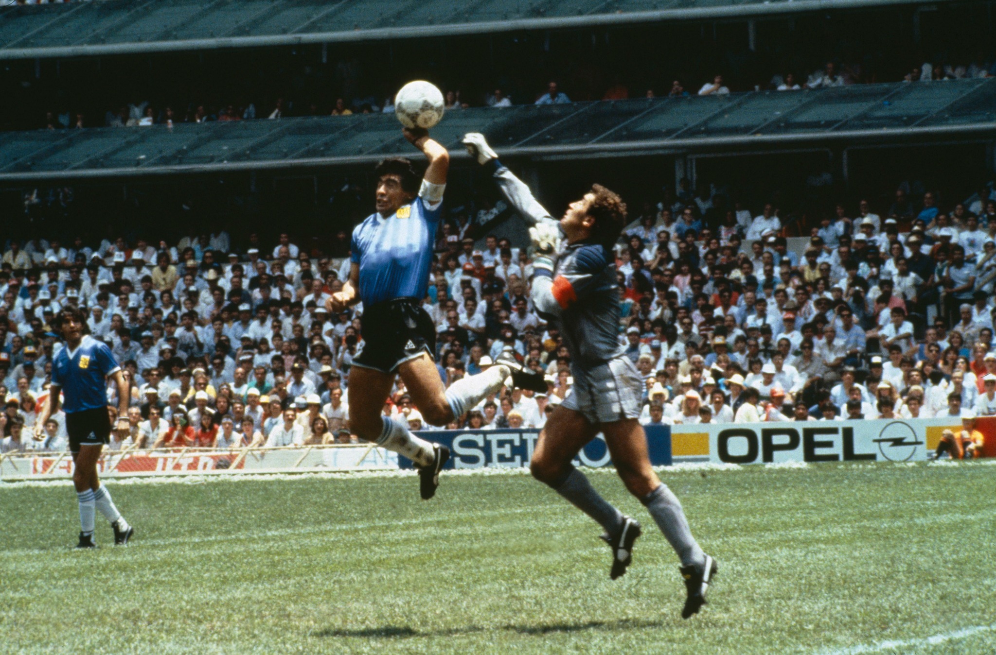 ১৯৮৬ সালের বিশ্বকাপ ফুটবলের সেই বিস্ময়কর গোলটা নিয়ে এখনও শেষ হয়নি বিতর্ক