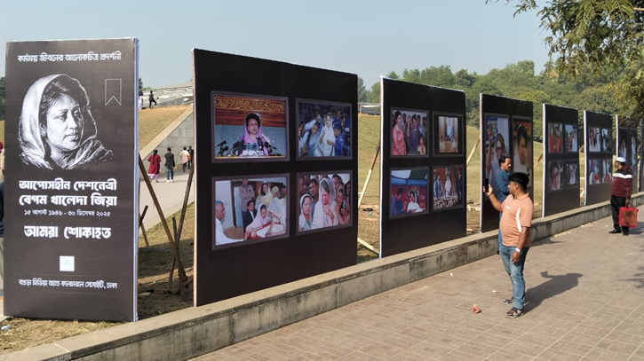 কেউ কেউ আবার বেগম জিয়ার প্রদর্শনীর ছবিও তুলে রাখেন নিজের স্মার্টফোনে।