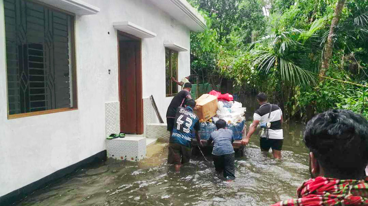 খাবার নিয়ে এভাবেই বন্যার্তদের দুয়ারে হাজির হয়েছিলেন গণ বিশ্ববিদ্যালয়ের শিক্ষার্থীরা