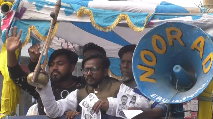 মিনি টাককেই মঞ্চ বানিয়ে ফেলেছেন হিরো আলম