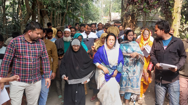বসে নেই বিএনপির নারী প্রার্থীরাও। এলাকার প্রতিটা বাড়িতেই যাচ্ছেন আফরোজা খানম রিতা।