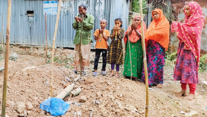 সত্তরোর্ধ্ব প্রতিবন্ধী মুস্তাফিজুর রহমান বাবলুর উঠানে পাশাপাশি তিনটি নতুন কবর