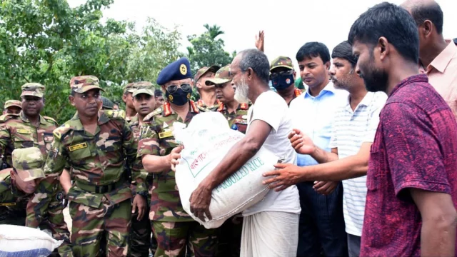 ত্রাণ বিতরণ করছেন সেনাপ্রধান জেনারেল এস এম শফিউদ্দিন আহমেদ। ছবি: আইএসপিআর