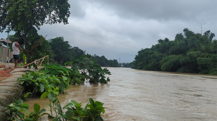 স্থানীয় নদ-নদীর পানি ব্যাপকহারে বৃদ্ধি পেয়েছে।